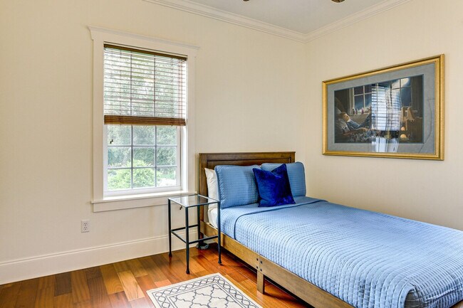 Building Photo - 166 21st Ave N