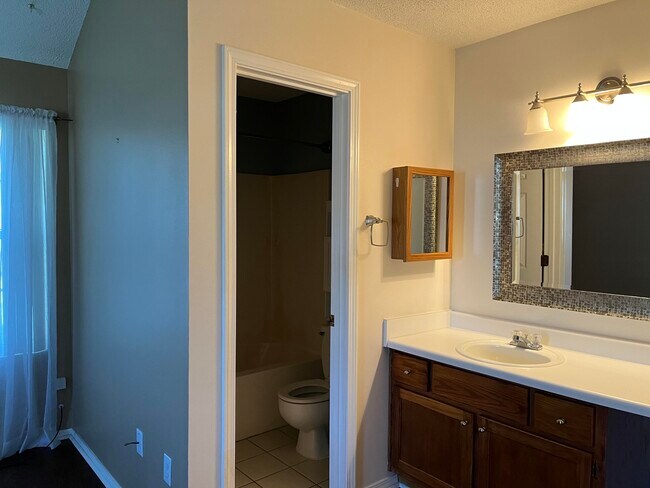 Building Photo - 2260 Estate Cir