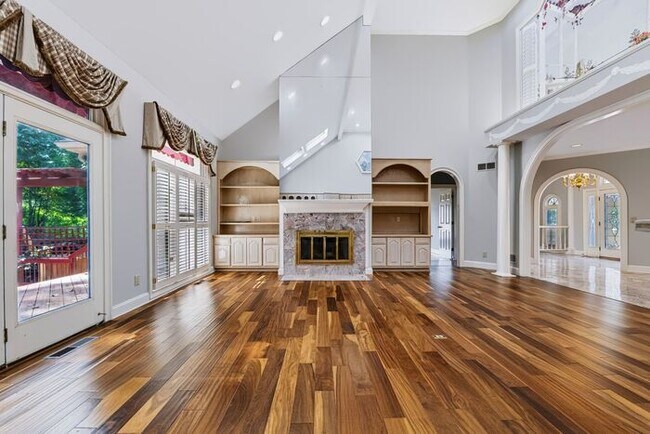 Building Photo - 6920 Oakbrook Way