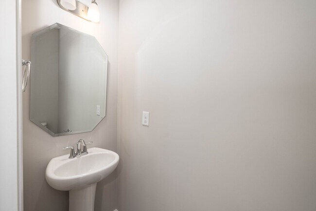 Building Photo - BEAUTIFUL 3BD/2.5BTH Townhome - MALLARD CREEK - MOVE IN SPECIAL
