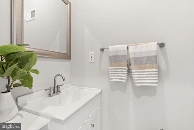 Building Photo - 2571 Coral St