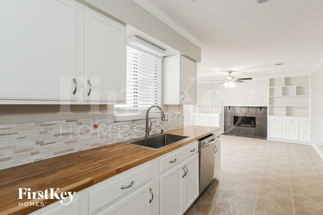 Building Photo - 3887 Mandarin Woods Dr S