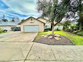 Building Photo - Spacious 3/2 in  Clovis
