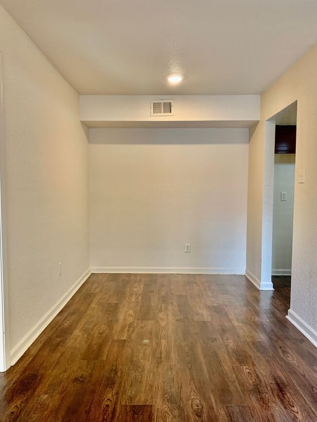 Building Photo - 8100 Creekbend Dr