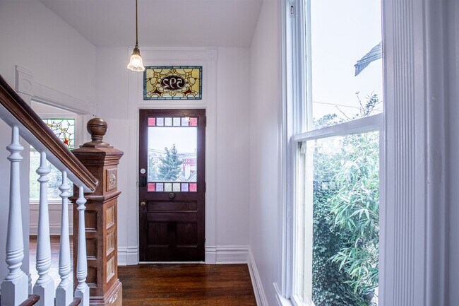 Building Photo - 1940-1946-1946 SW Market St Dr