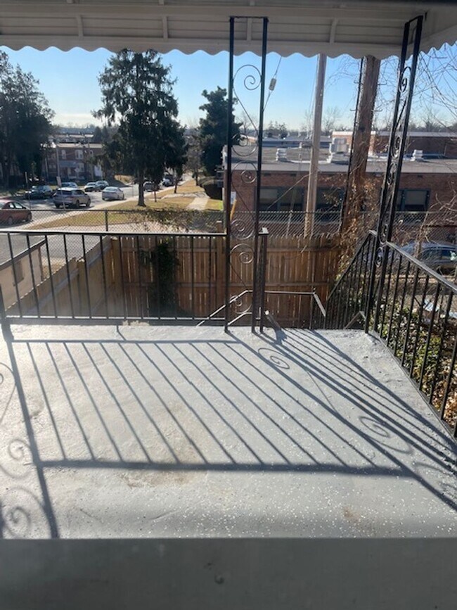 Building Photo - Beautifully Updated Townhome in Prime Location – Move-In Ready!