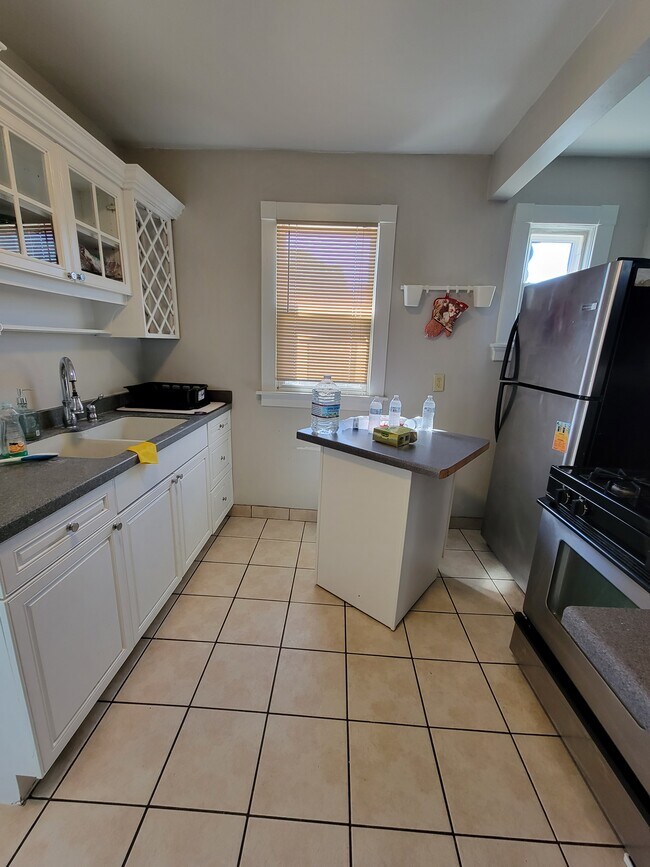 Stainless Steel Appliance with Microwave - 2840 N Bartlett Ave