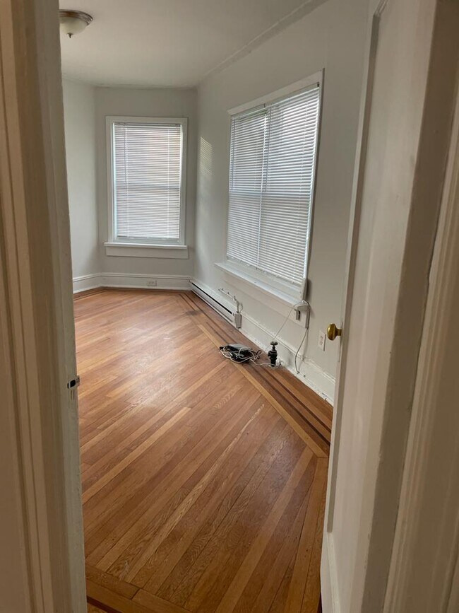 Building Photo - 337 3rd St