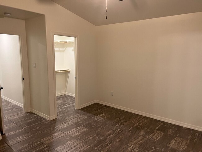 Building Photo - 3 Bedroom 2 Bath Home with fencing in San ...