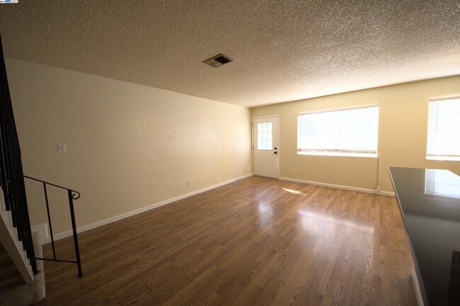 Building Photo - 1214 Sycamore Dr