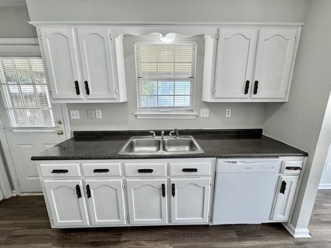Building Photo - 3755 Schanna Dr
