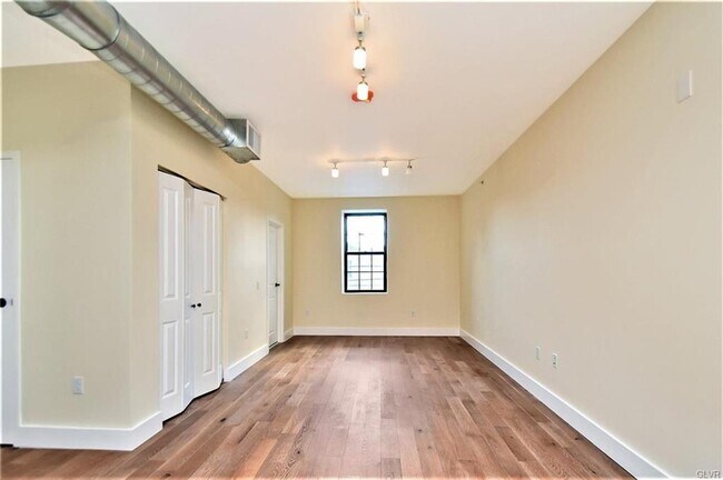 Building Photo - 114 Allen St