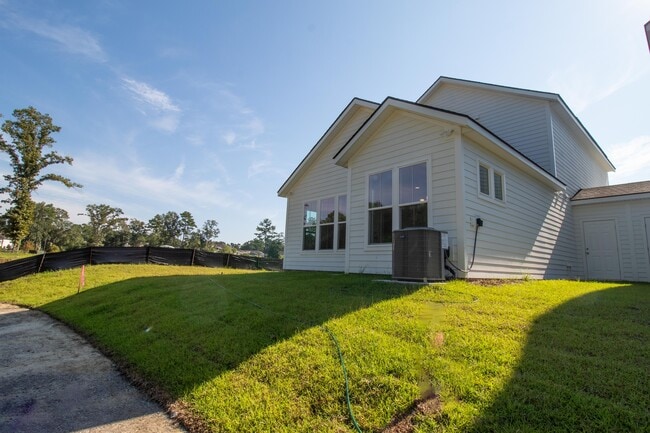 Building Photo - 426 Queenview Ln