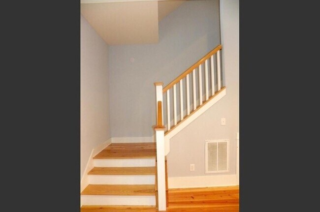Building Photo - Charming 3-story Home in the Heart of Down...