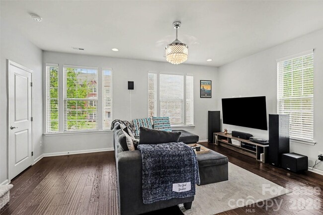 Building Photo - 4011 Zilker Park Dr