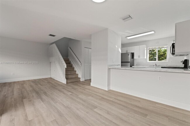 Building Photo - 6255 SW Kendale Lakes Cir