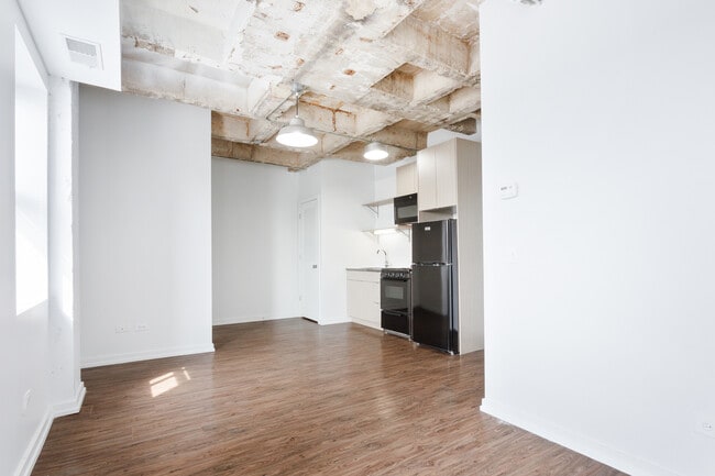 Building Photo - 1325 W Wilson Ave