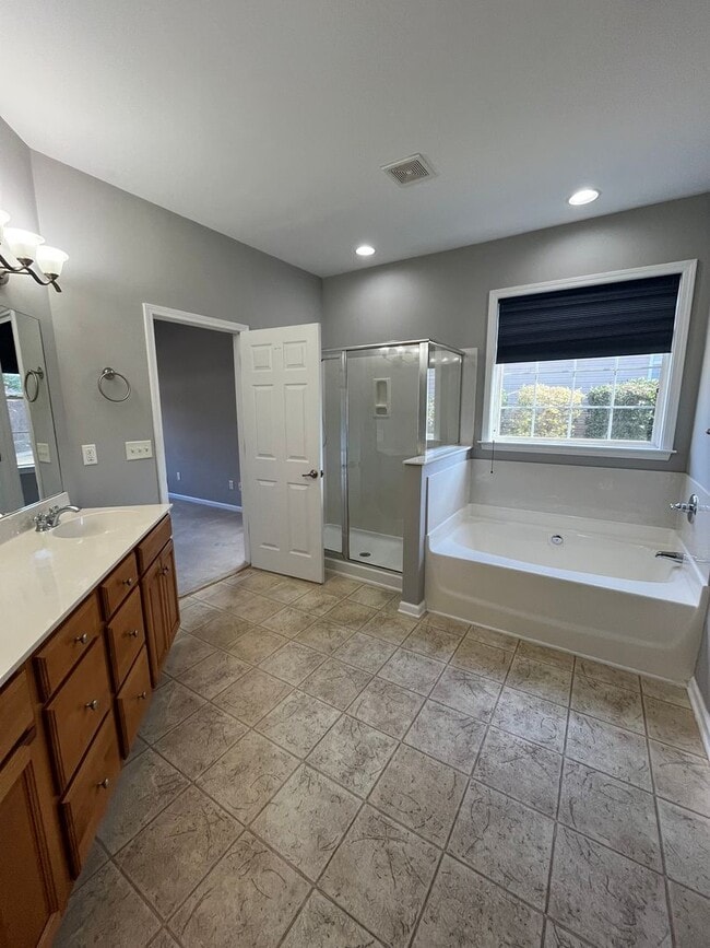 Building Photo - 128 Wild Thorn Ln