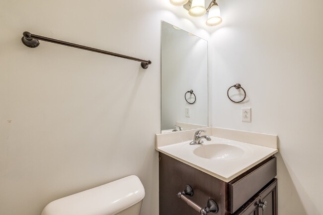 Building Photo - Newly renovated 2 Bedroom Condo with a bon...