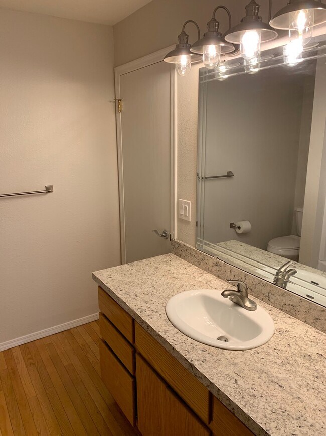 Building Photo - LakeView, Mount lake terrace - 2 bed 1.5 b...