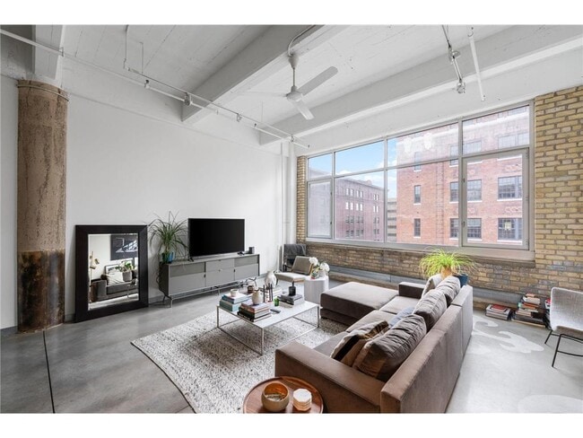 Building Photo - 700 N Washington Ave