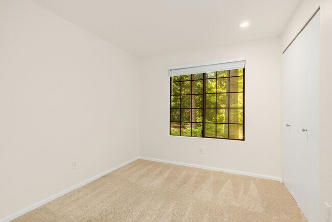 Building Photo - 3BD 2BA Townhouse - 1 Car Detached Garage