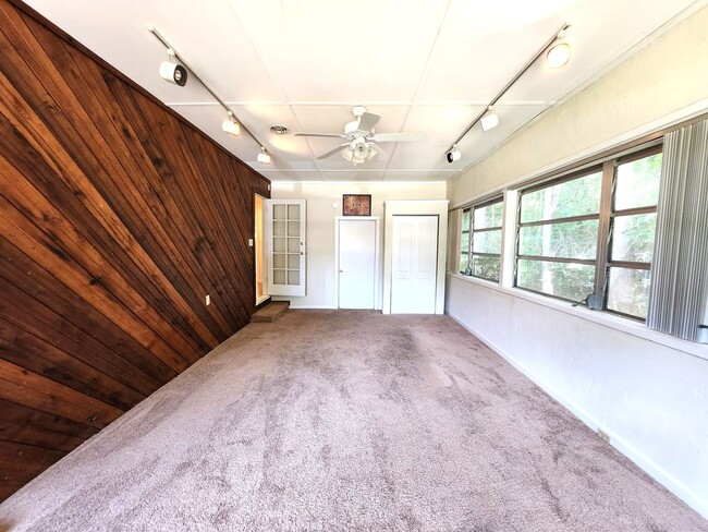 Building Photo - Charming 4 bedroom home for rent close to hospitals with wood floors. Available early August 2026...