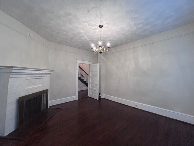 Building Photo - Spacious 3 BR home, Minutes to Medical Cen...