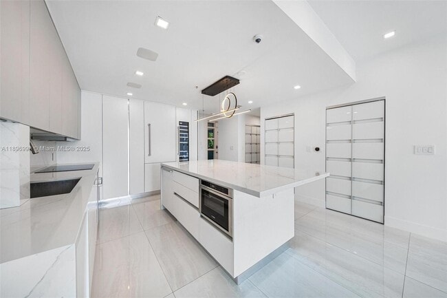 Building Photo - 7918 Harbor Island Dr