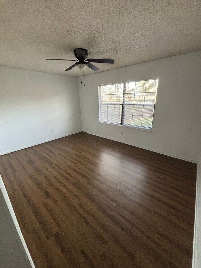 Building Photo - 3-Bedroom 2-Bathroom House in Fayetteville Near Fiesta Square!