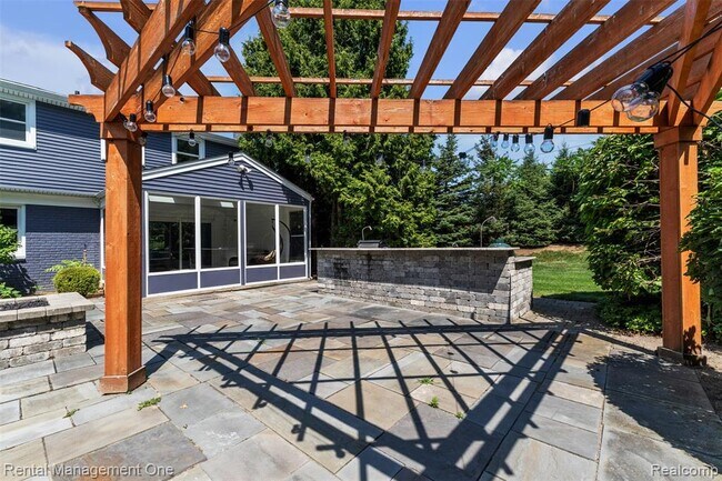Building Photo - 3015 High Pointe Ct
