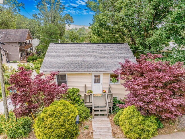 Building Photo - Asheville Rental!