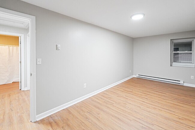Building Photo - Modern, Cozy 2BR Home with Basement & Park...