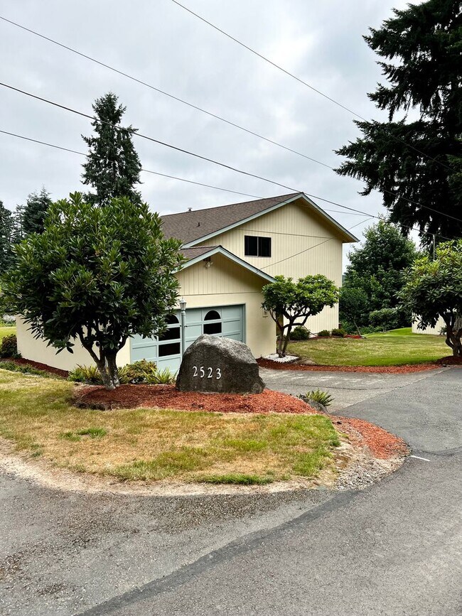 Building Photo - Beautiful home with a view in Bremerton.
