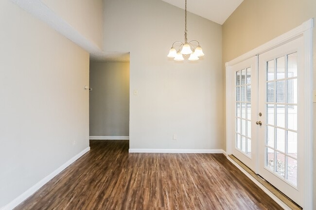 Building Photo - 10810 Lakewood Oaks Dr