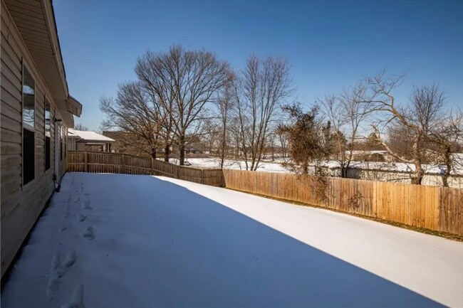 Building Photo - Charming 3 Bed, 2 Bath Home | Fenced Yard ...