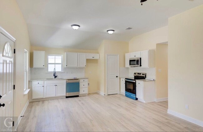 Building Photo - New New New