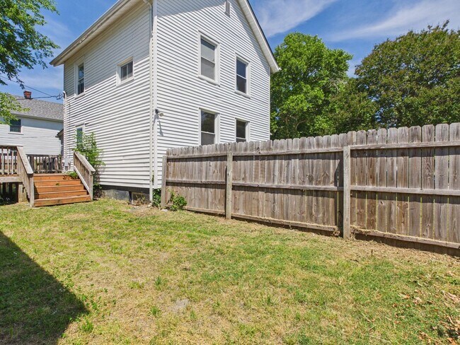 Building Photo - 1002 Haskell St