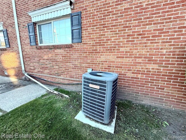 Building Photo - 2445 Torquay Ave