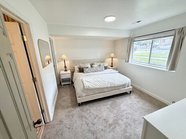 Building Photo - Beautiful Home in South Salt Lake City