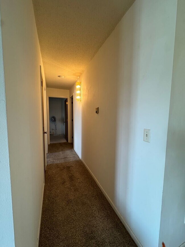 Building Photo - Owner Pays All Utilities Tenants pays JUST...