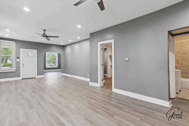 Building Photo - 6 bedroom 2 bath $2250