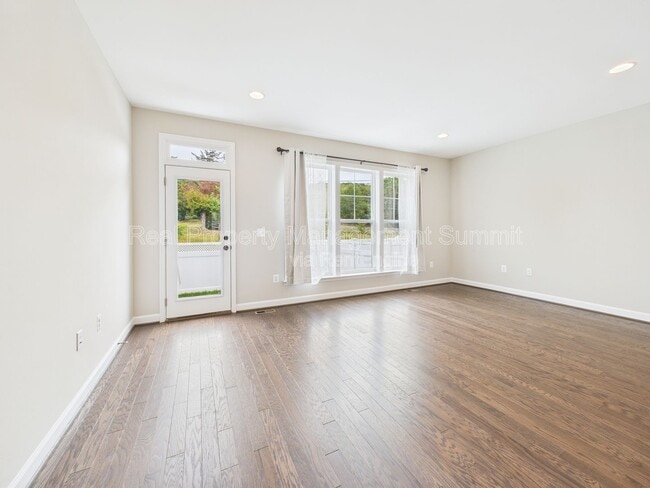 Building Photo - 3483 Monterey Dr
