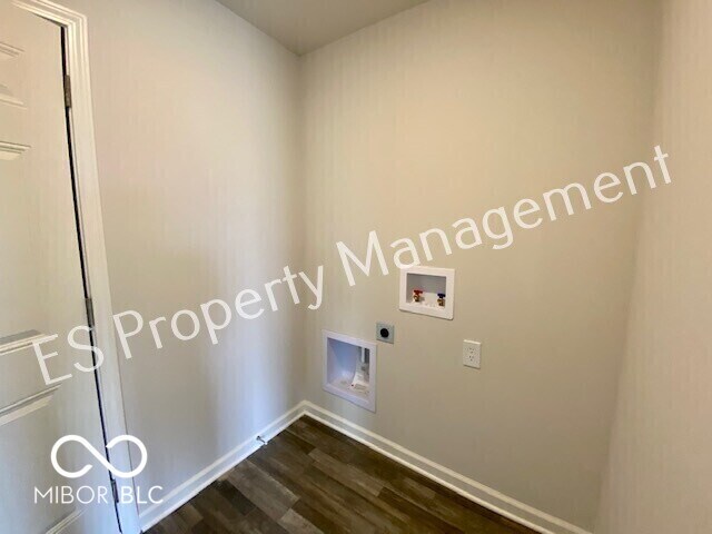 Building Photo - 2608 W Kings Cyn Dr