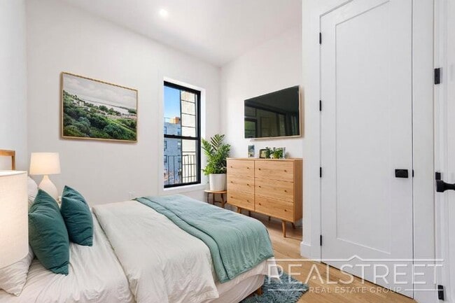 Building Photo - Brand New 4 Bed 4 Bath with in unit WD!