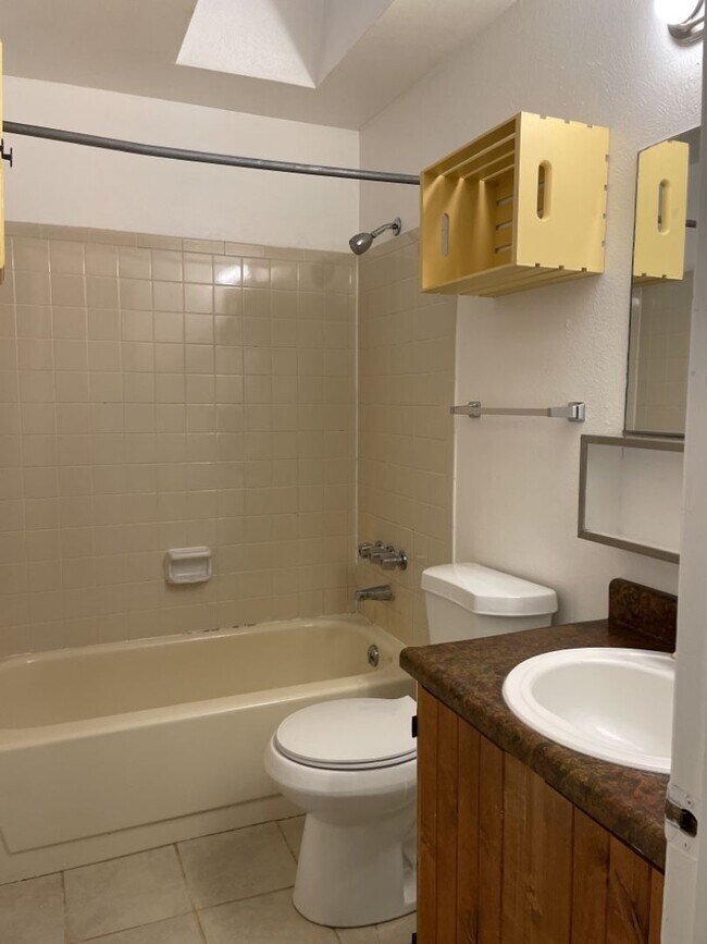 Building Photo - Start a Lease by 4/17 and get $250 off 1st Month!