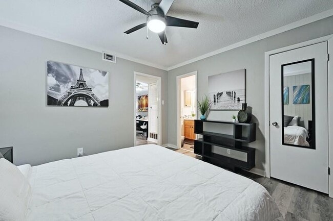 Building Photo - 711 Eberhart Ln