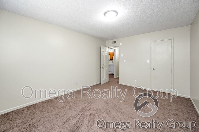 Building Photo - 425 Oakwood Ave