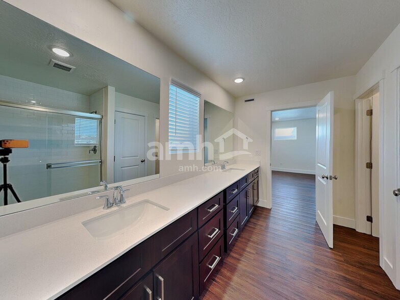 Building Photo - 9516 Aviara St