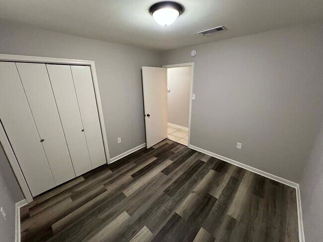 Building Photo - 1114 Willow Creek Dr